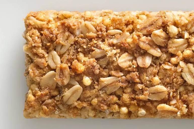 Gros plan sur une barre de céréales Nature Valley Oats 'N Honey Crunchy Granola non emballée.
